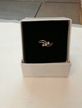 10k solid gold 3 small diamond ring